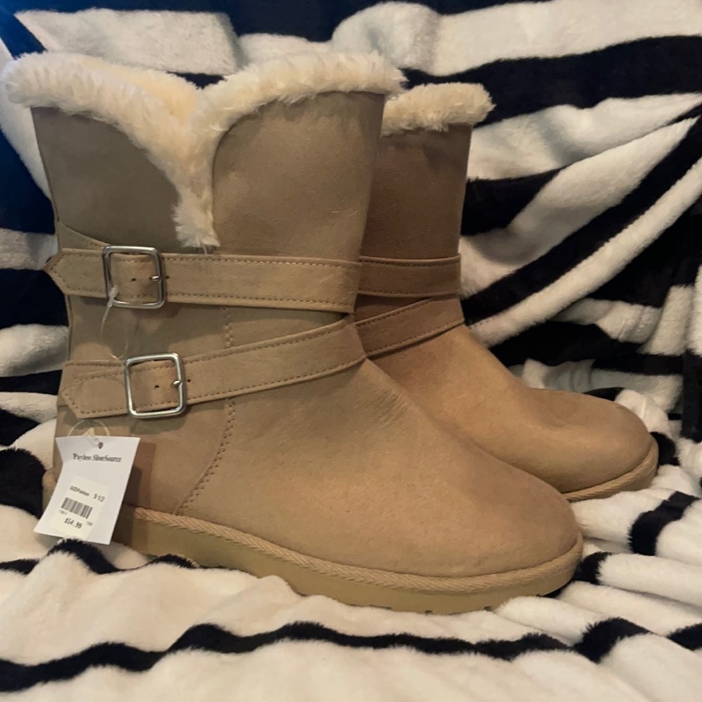 Tan and fur boots Size: 9 1/2